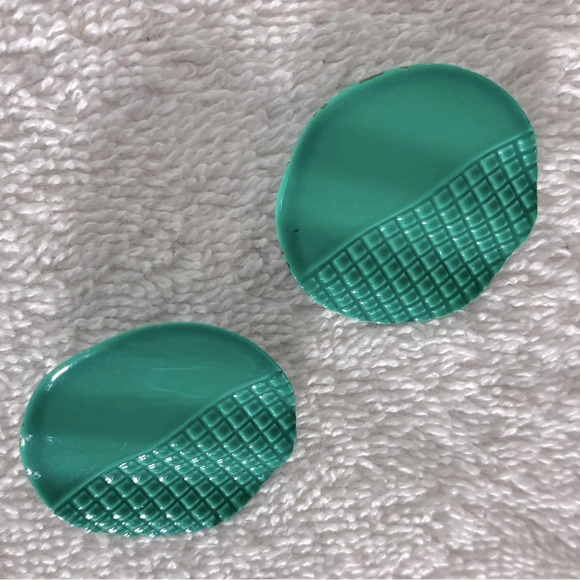 Vintage Green Painted Textured Metal Round Clip  On Earrings - Picture 7 of 8